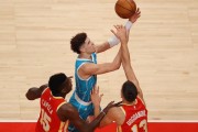  特雷杨44分创纪录,老鹰客场掀翻雄鹿