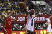  霍勒迪致命抢断雄鹿准绝杀步行者  